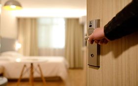 Apartment 24, Hotell